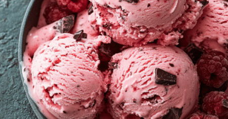Sorvete de framboesa e chocolate